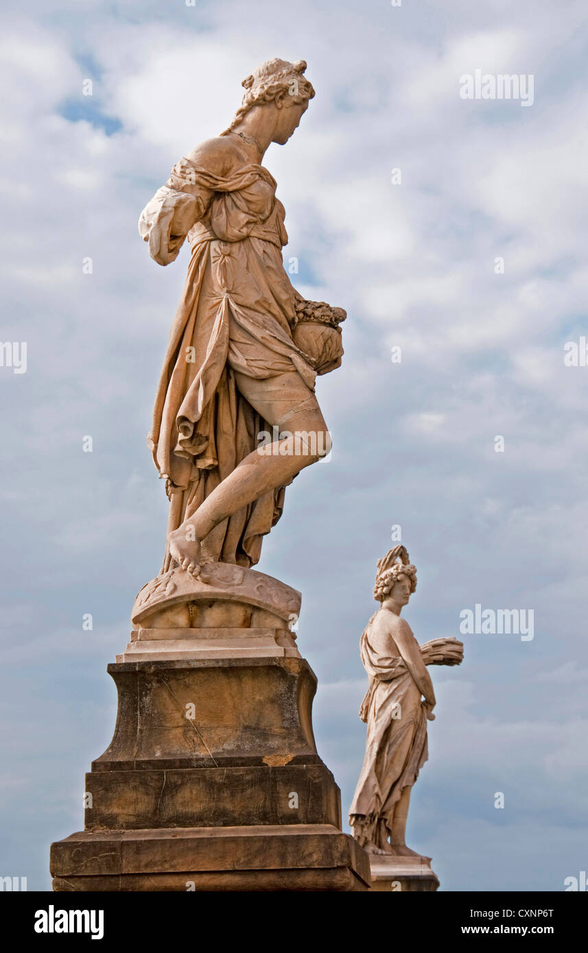 Des statues de Quatre Saisons (1608) sur le fleuve Arno, le Ponte Santa Trinita (Holy Trinity Bridge) Banque D'Images