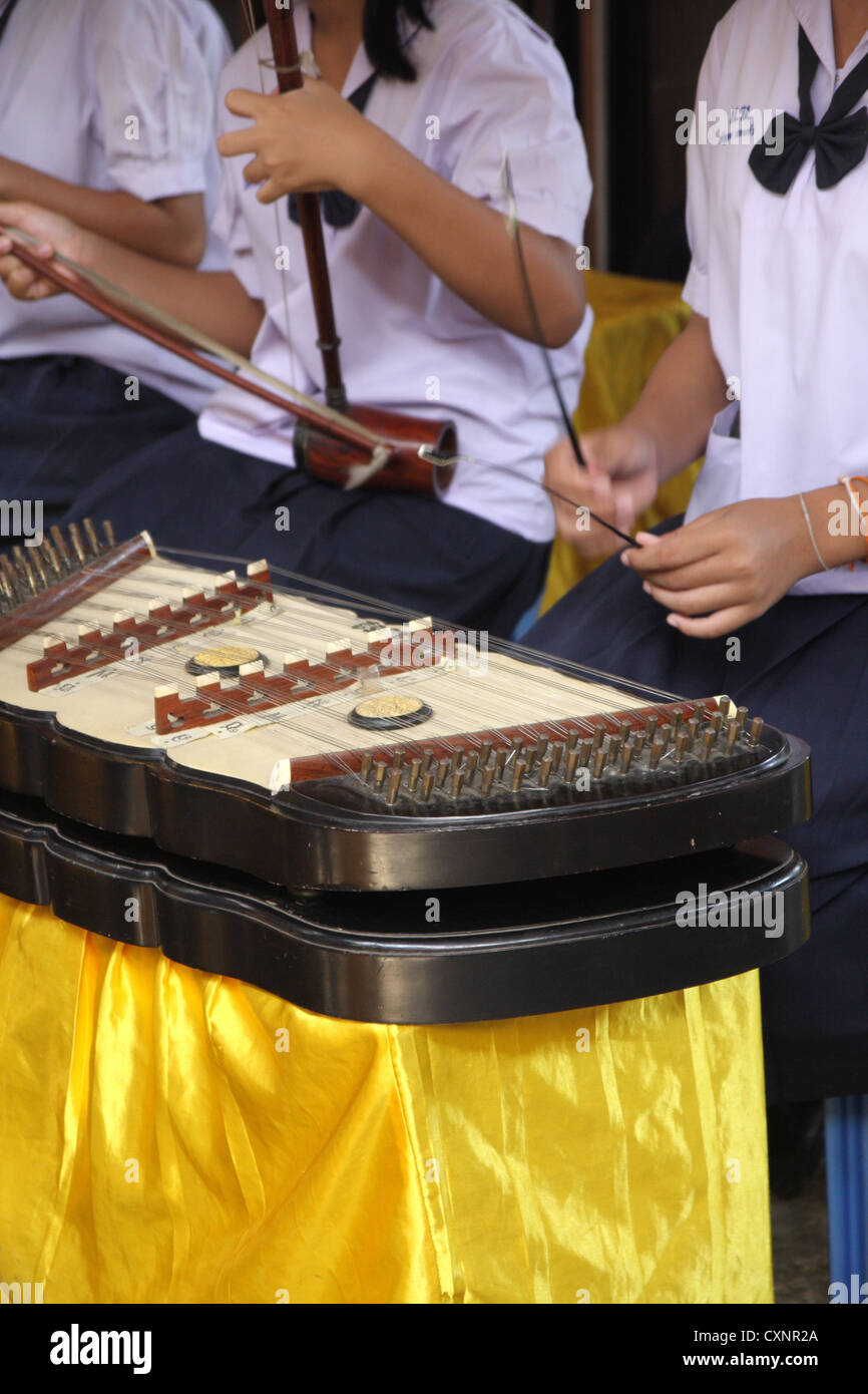 Étudiants thaïlandais dulcimer effectuer Banque D'Images