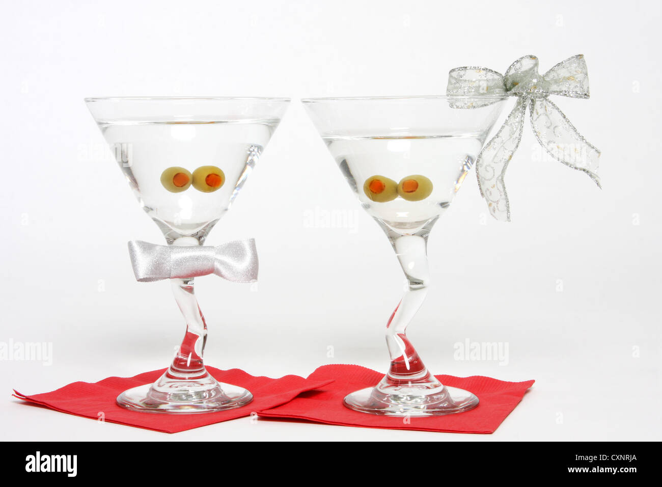 Deux verres avec des olives à la recherche comme un homme et femme couple Banque D'Images