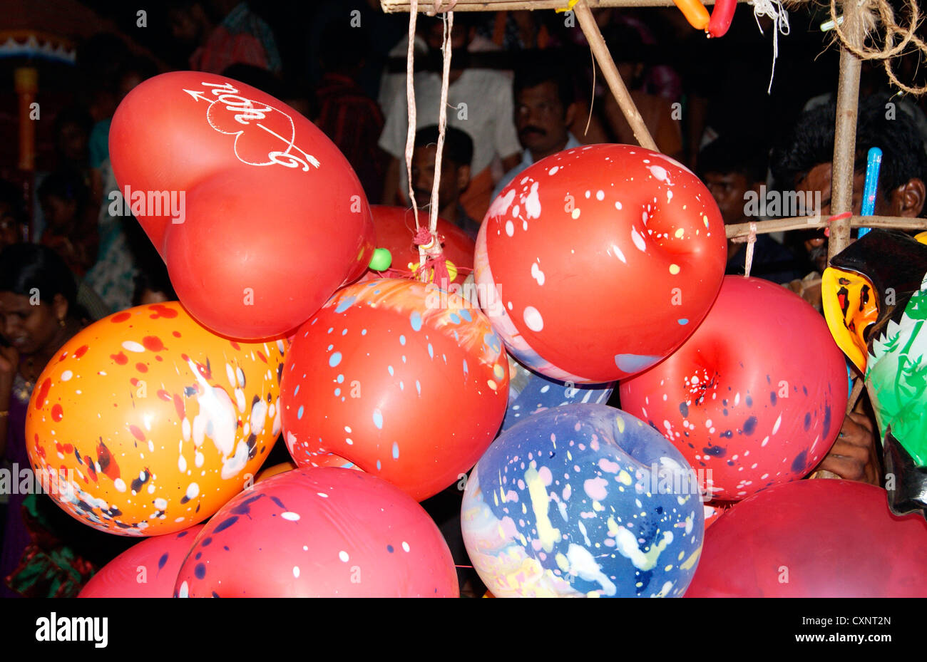 Beaucoup de ballons colorés suspendus dans petit magasin pour les ventes au Kerala festival festivals Temple temple.Scène de Kerala, Inde Banque D'Images