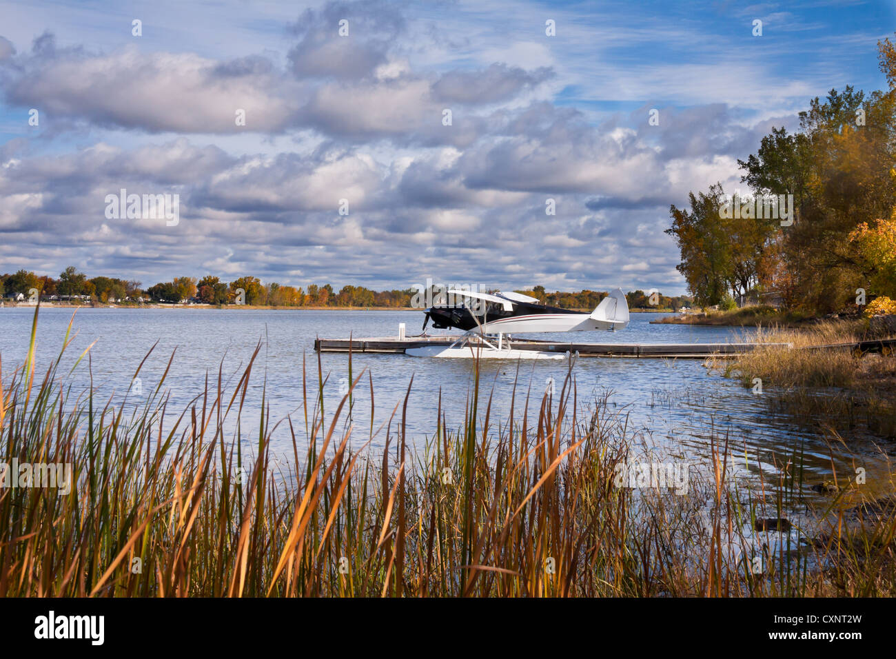 L'aquaplanage au ponton dans un très beau paysage d'automne Banque D'Images