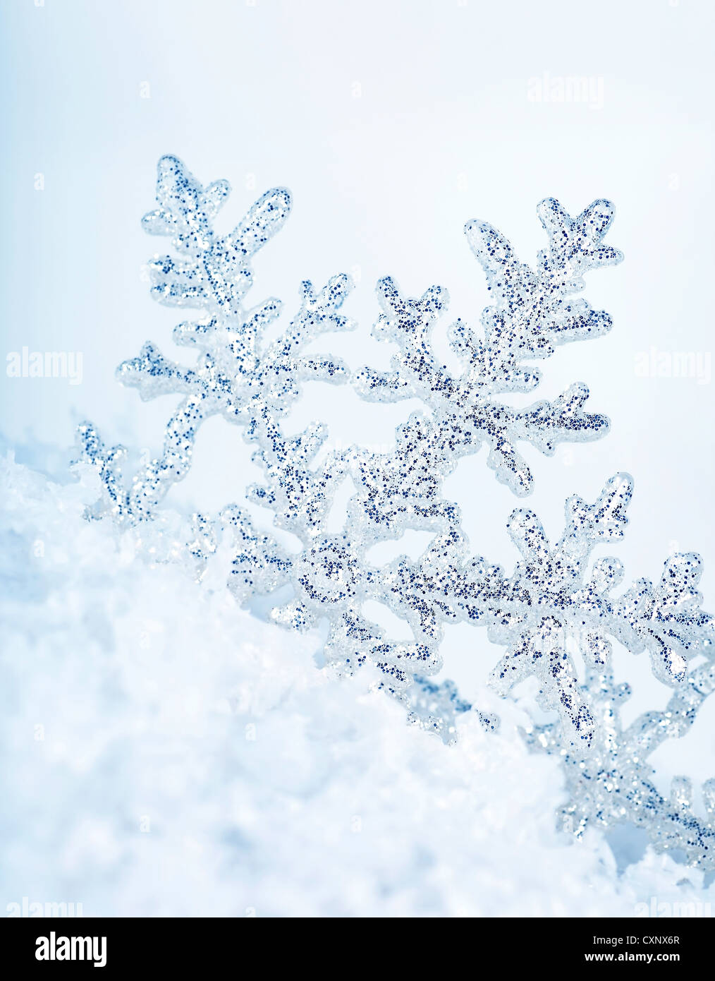 Belle maison de vacances hiver blue snowflake background Banque D'Images