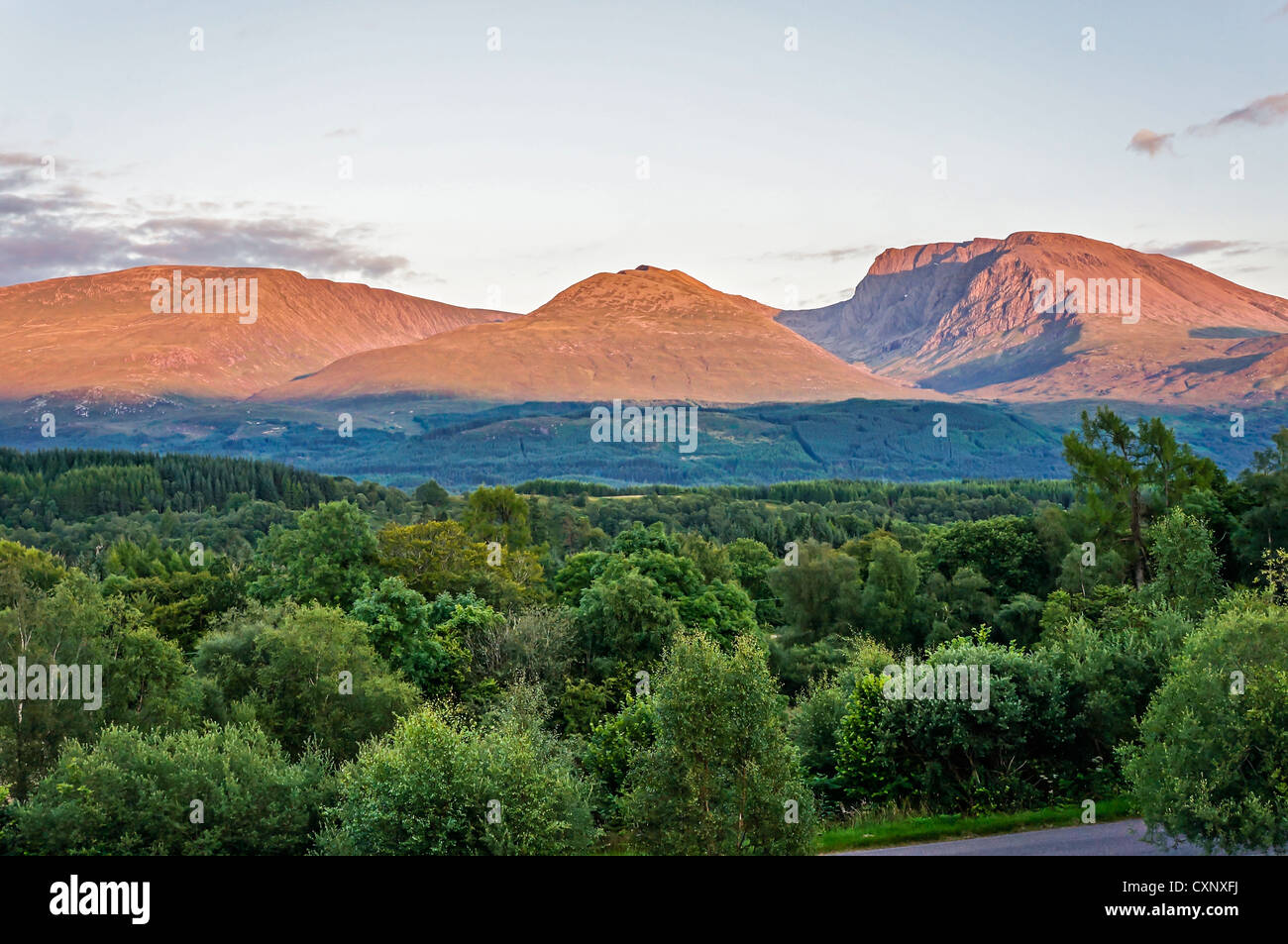 Coucher du soleil sur la montagne Ben Nevis en Ecosse Lochaber, vu de l'Banavie, près de Fort William. Banque D'Images