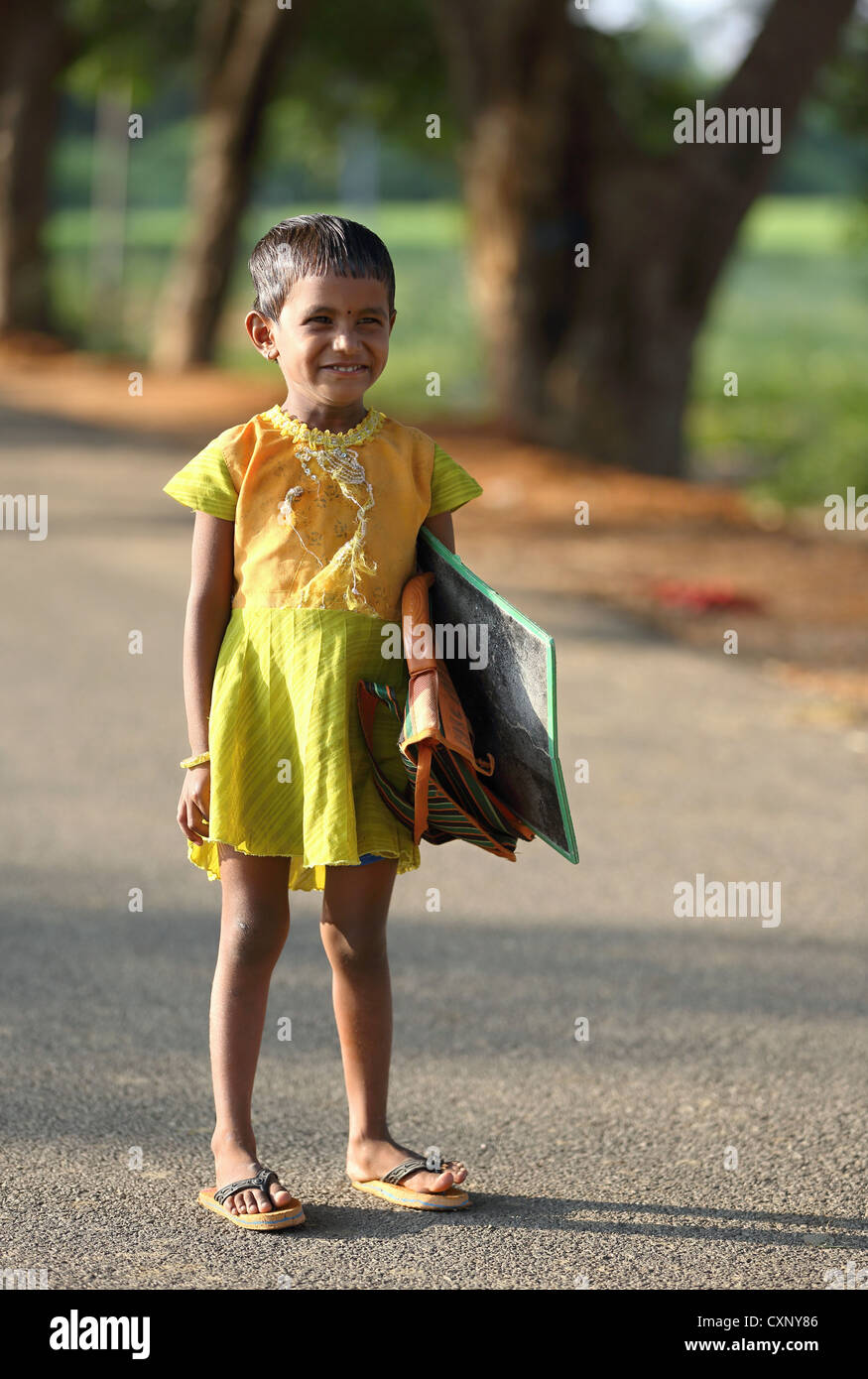 Indian girl aller à l'école l'Andhra Pradesh en Inde du Sud Banque D'Images