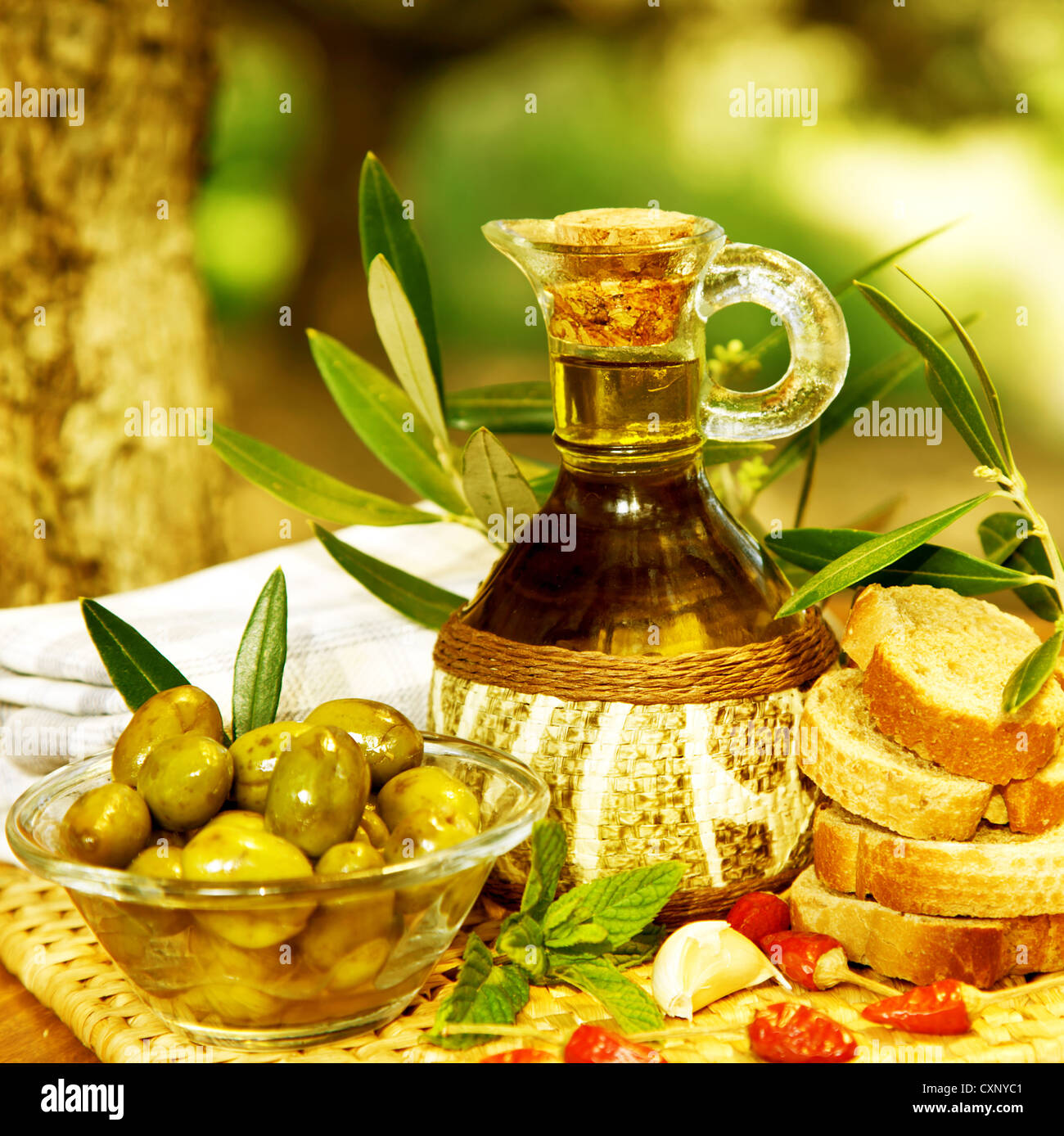 Photo de l'huile d'olive organique sain, salade, cuisine libanaise, le flacon en verre avec de l'huile d'olive, olives marinées Banque D'Images