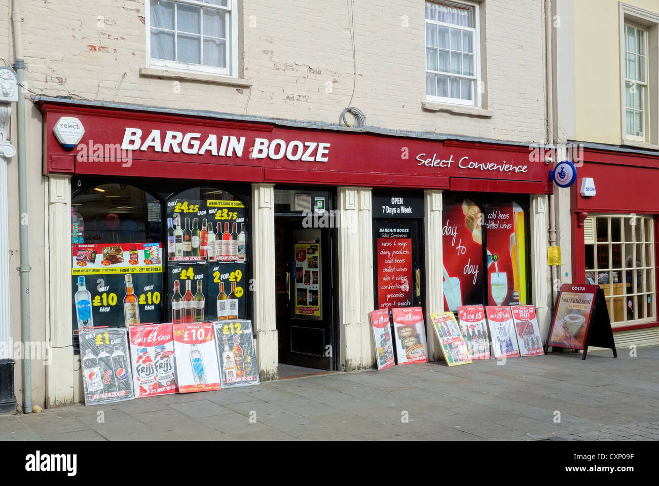 Bargain Booze licence off shop à Brecon, Powys Pays de Galles au Royaume-Uni. Banque D'Images