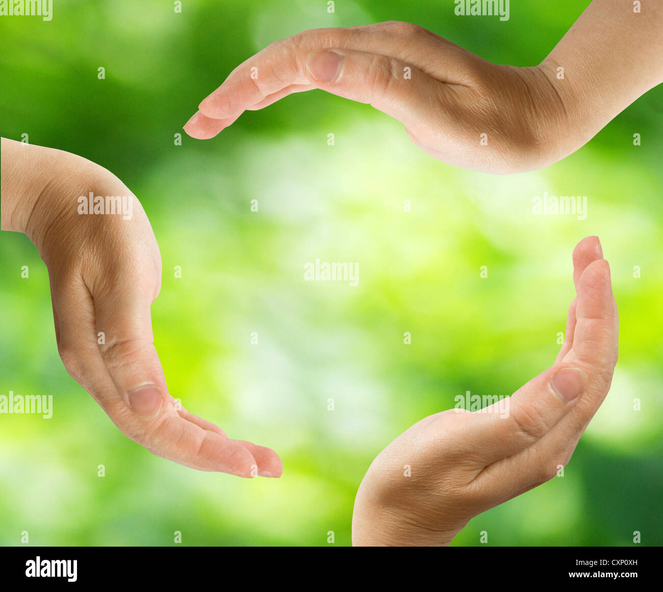 Symbole de recyclage faits de mains sur vert Banque D'Images