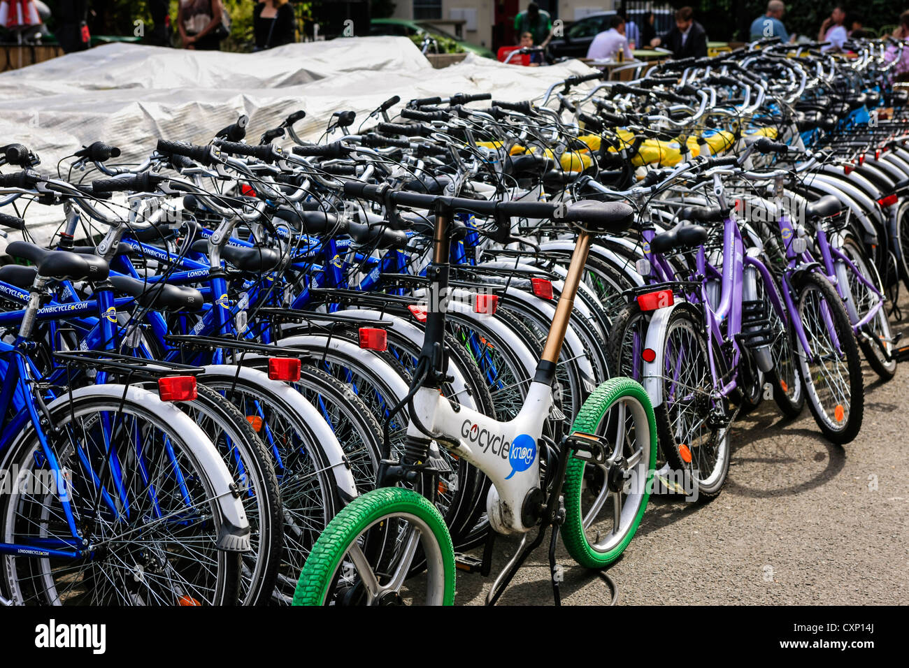 Des centaines de location de bicyclettes à Londres empilés Banque D'Images