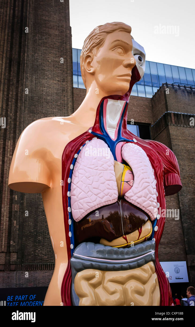 Modèle homme anatomique géant à l'extérieur de la Tate Modern Londres promouvoir Damient Hurst Banque D'Images