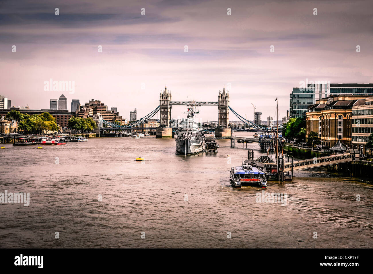 Vue sur la Tamise, près de Tower Bridge Banque D'Images