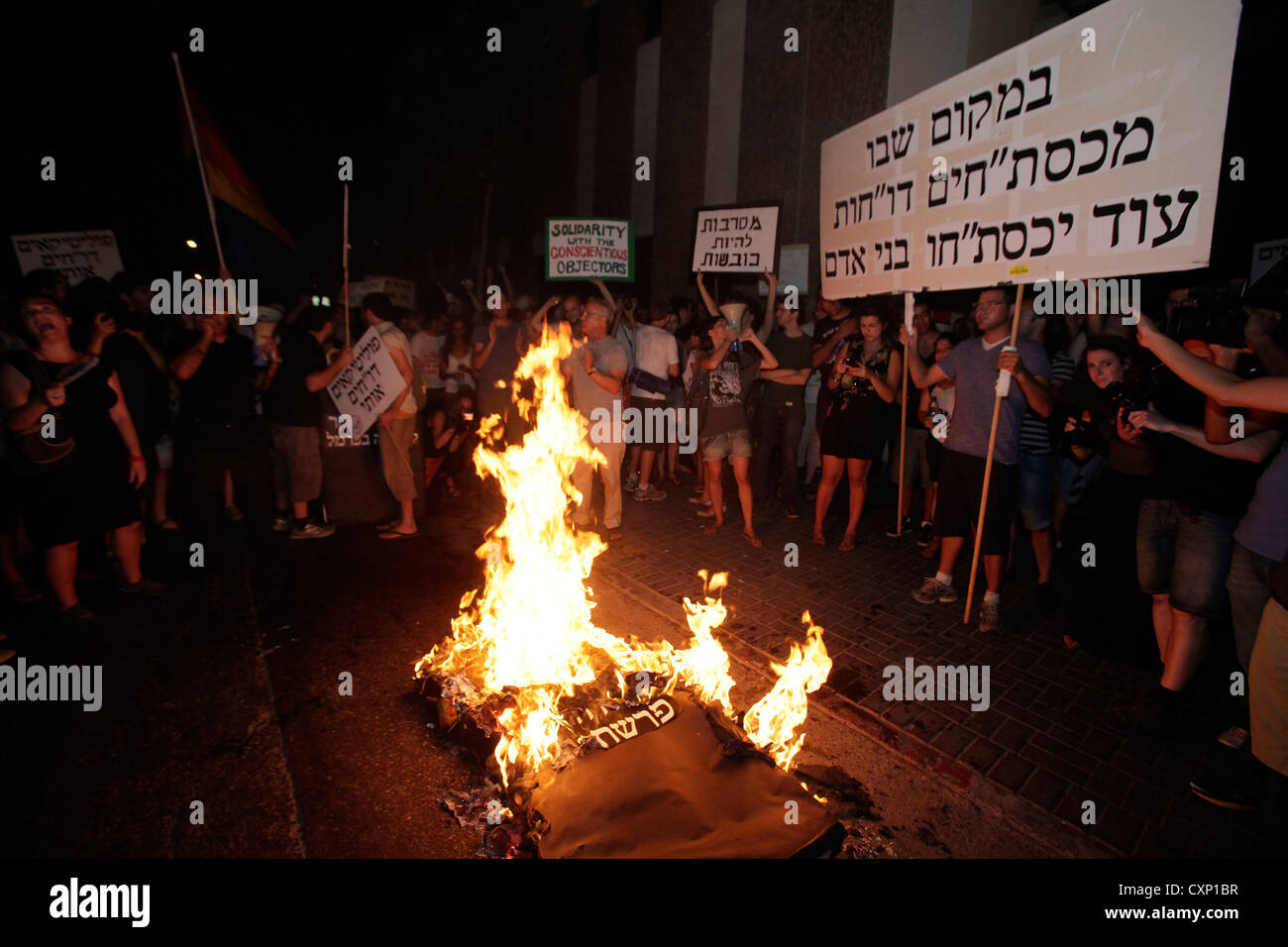 Gravure de Plaques-manifestants israéliens qu'ils transportaient au cours de la protestation du coût de la vie à Tel Aviv en Israël. La justice sociale protester également nommé les tentes contestation ont été une série de manifestations en Israël à compter de juillet 2011 impliquant des centaines de milliers de manifestants à partir d'une variété de facteurs socio-économiques s'opposant à la poursuite de l'augmentation du coût de la vie particulièrement dans le secteur du logement. Banque D'Images