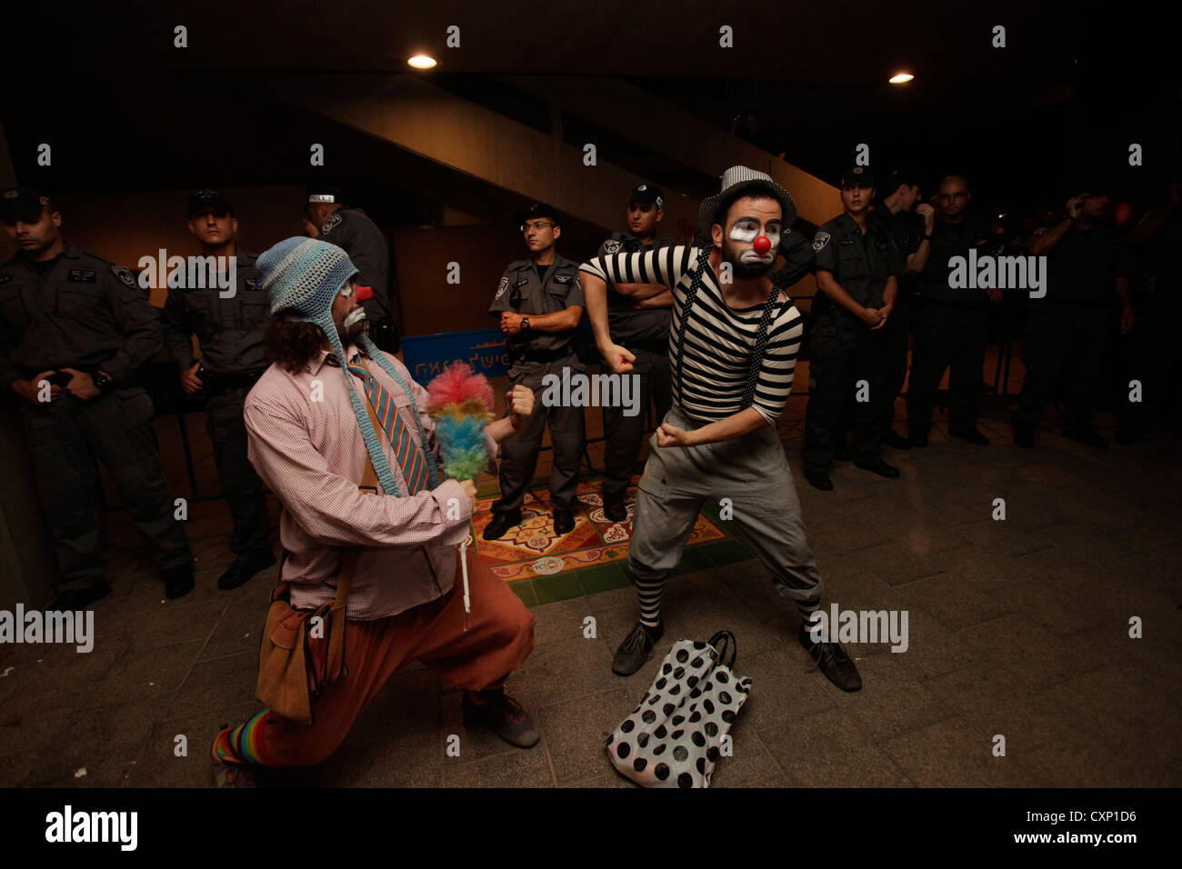 Manifestants israéliens habillé en clown outfit posant à côté de la police des frontières au cours de la protestation du coût de la vie à Tel Aviv en Israël. La justice sociale protester également nommé les tentes contestation ont été une série de manifestations en Israël à compter de juillet 2011 impliquant des centaines de milliers de manifestants à partir d'une variété de facteurs socio-économiques s'opposant à la poursuite de l'augmentation du coût de la vie particulièrement dans le secteur du logement. Banque D'Images