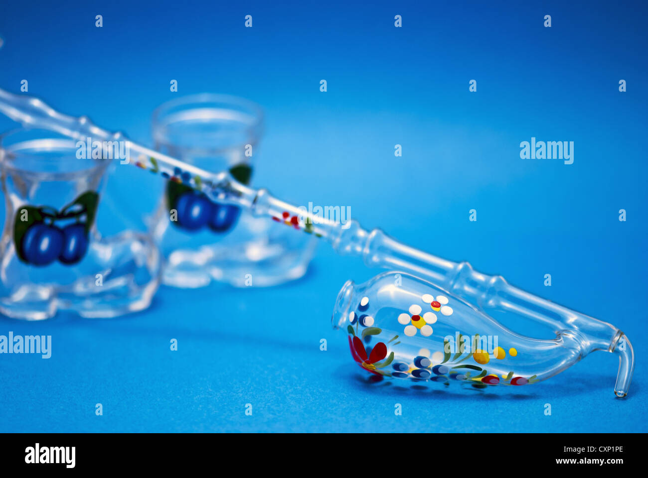 Avec la pipette en verre décoratif dram sur fond bleu Banque D'Images