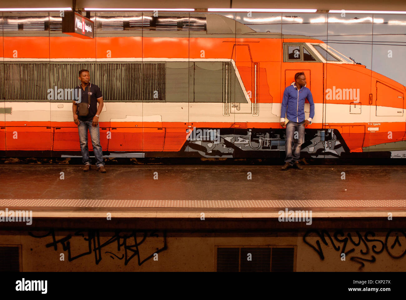 Les gens qui attendent le train à la station de métro Saint Charles, Marseille, Provence Alpes Cote d Azur, Bouches du Rhône, France Banque D'Images