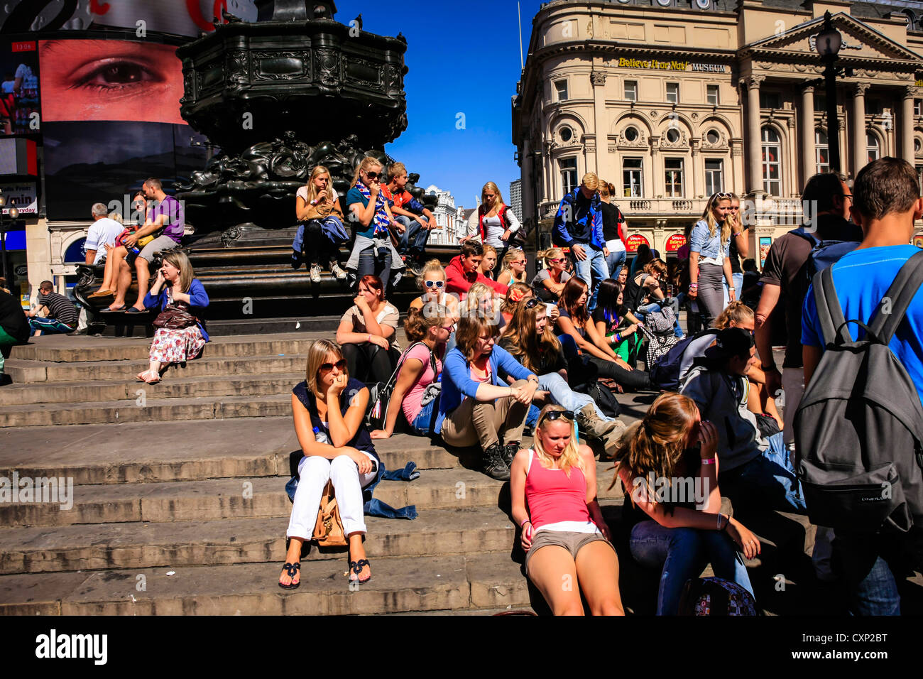 Les gens autour de la statue d'Eros dans Piccadilly Circus Londres Banque D'Images