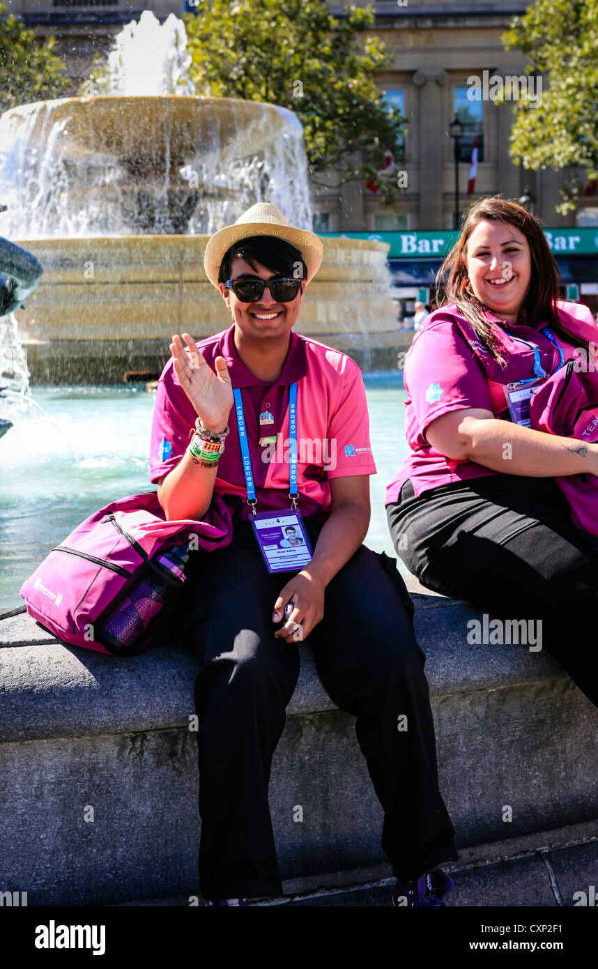 Ambassadeurs touristiques Londres assis à Trafalgar Square Banque D'Images