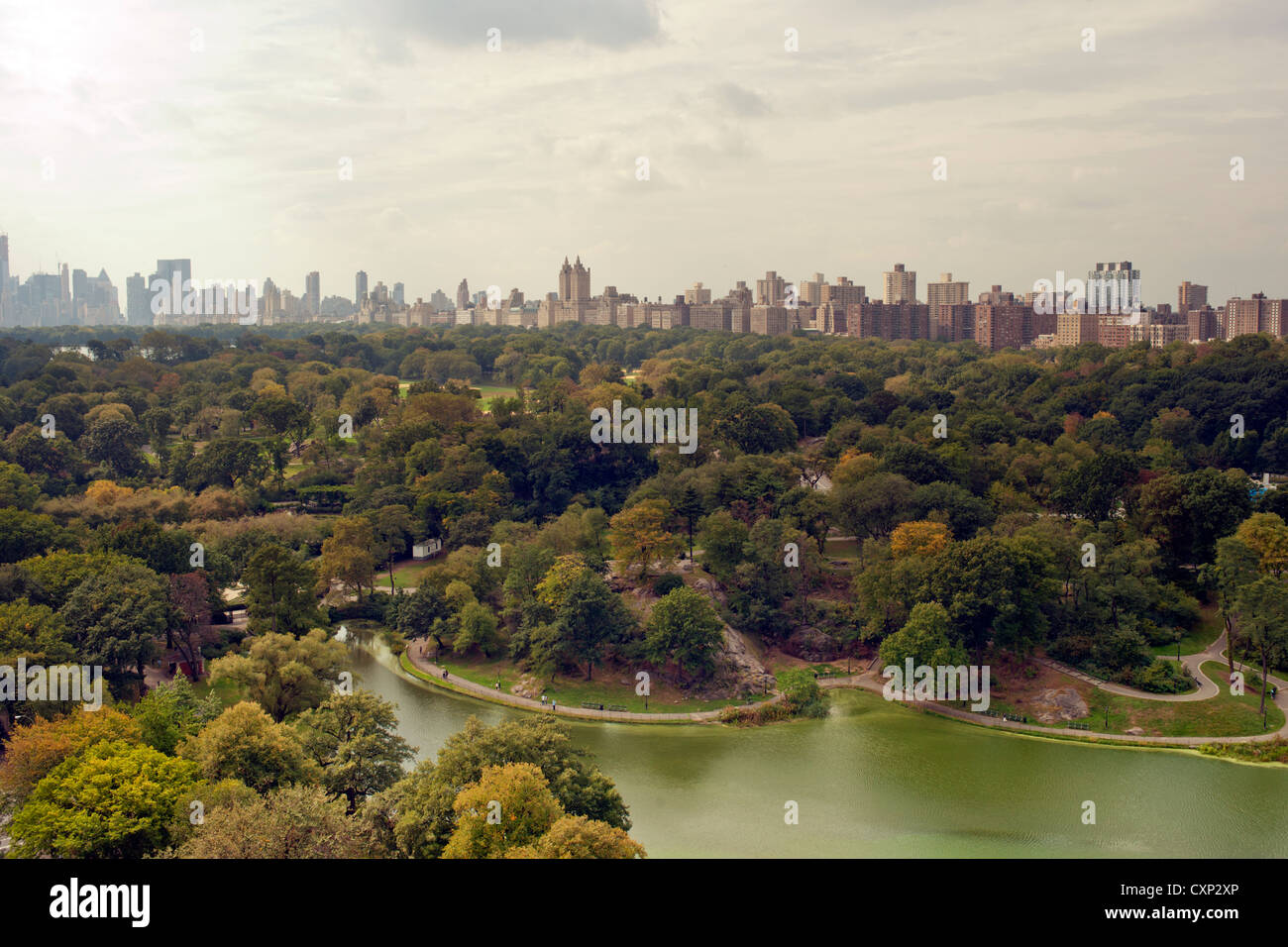 L'extrémité nord de Central Park dont la Harlem Meer est vue d'un appartement sur la Cinquième Avenue à Harlem Banque D'Images