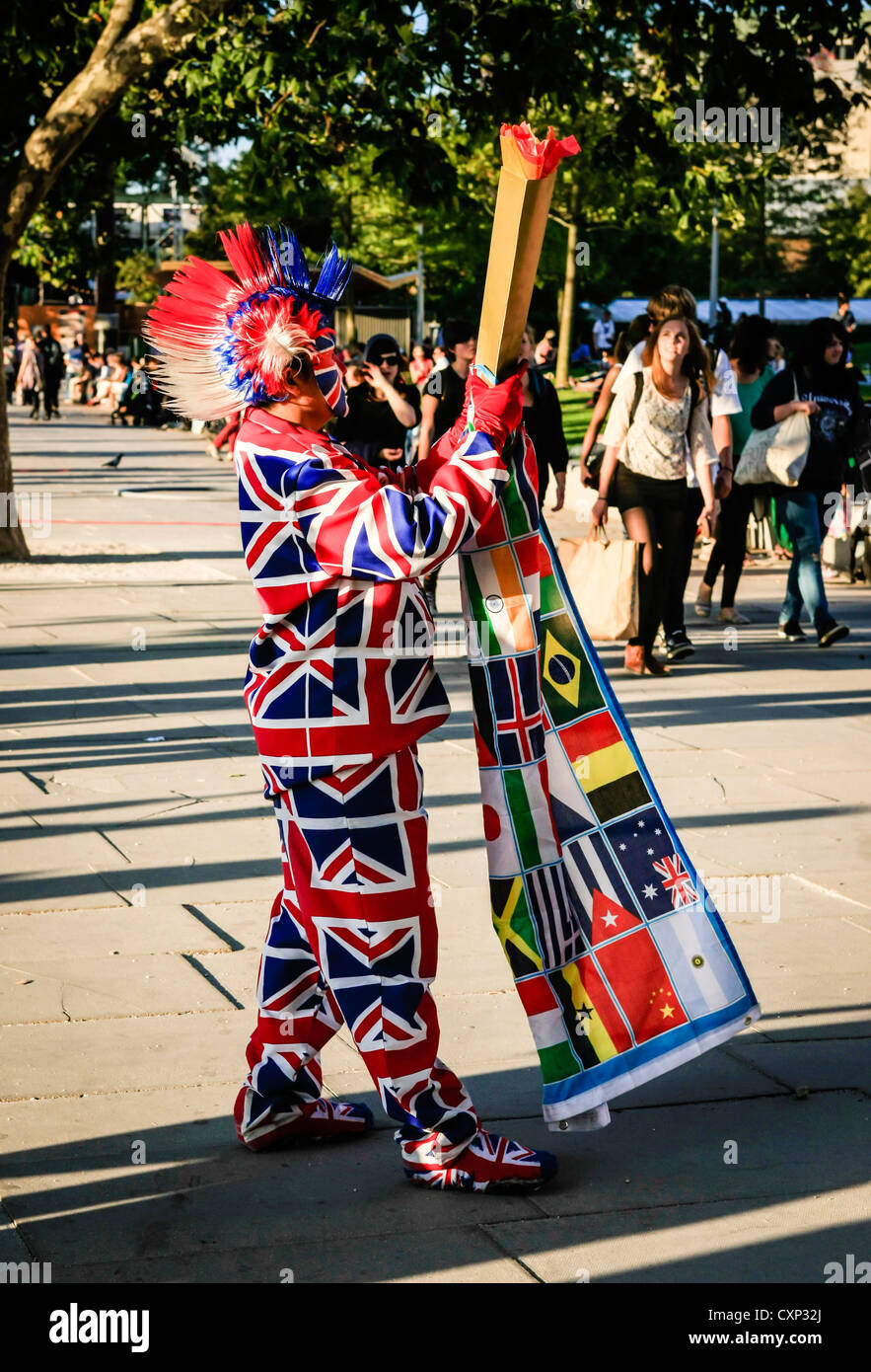 Artiste de rue dans une Union Jack flag répondre à Londres Banque D'Images