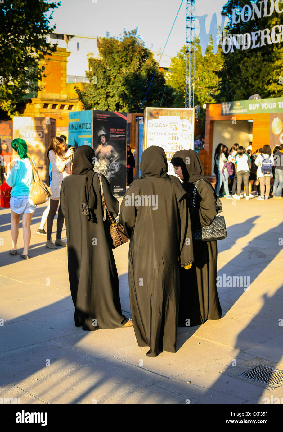 Trois femmes musulmanes vêtus de la combinaison traditionnelle à Londres Banque D'Images