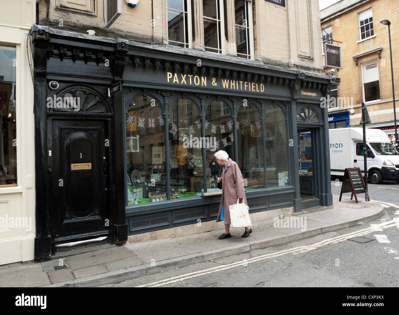 Une femme âgée à la recherche dans la fenêtre de Paxton & Whitfield Cheesemongers shop Ville de Bath Avon Somerset UK KATHY DEWITT Banque D'Images