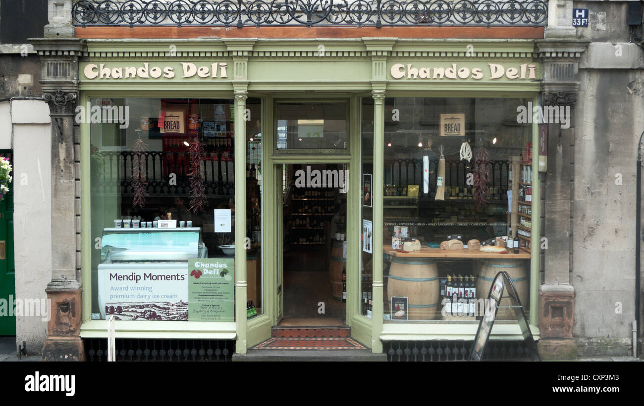 Une vue avant de Chandos Deli sur George Street dans la ville de Bath Spa Avon Somerset England, UK Banque D'Images