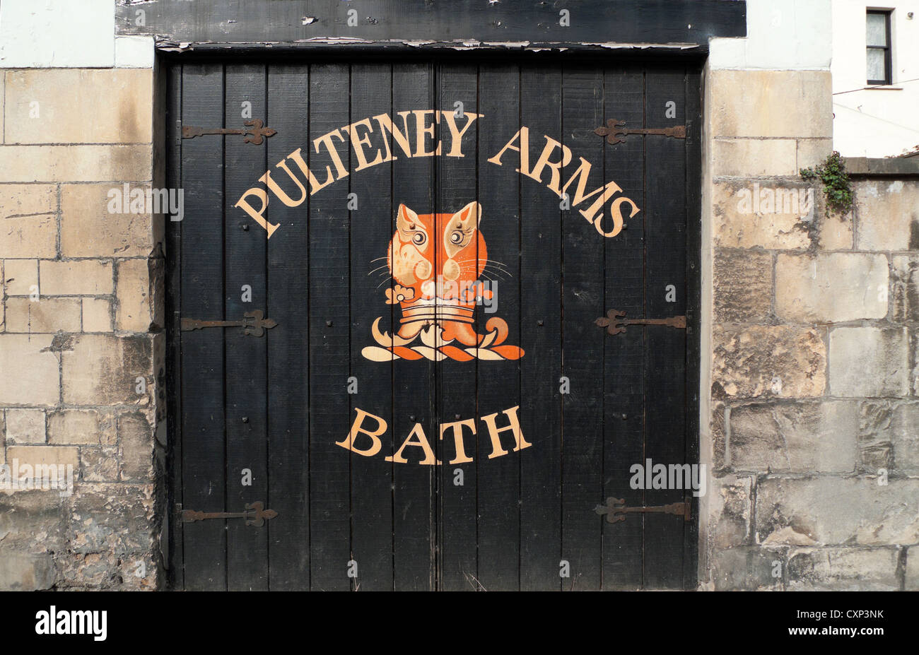 Bras de Pulteney baignoire enseigne de pub sur porte de garage à l'allée arrière Ville de Bath, England, UK Banque D'Images