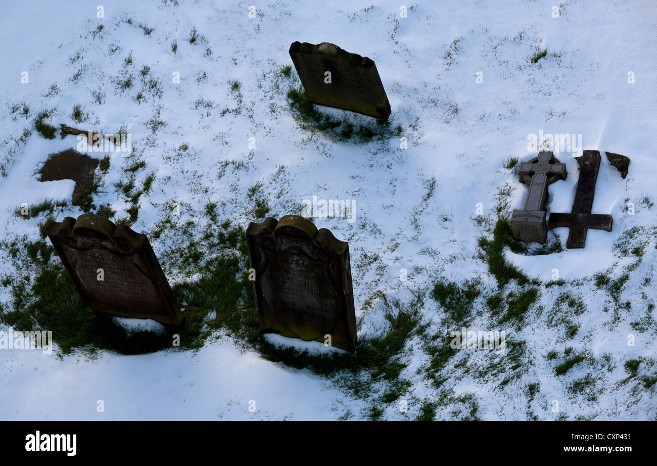 Tombes d'hiver dans l'église St Pierre Cimetière Osmotherley North Yorkshire Banque D'Images