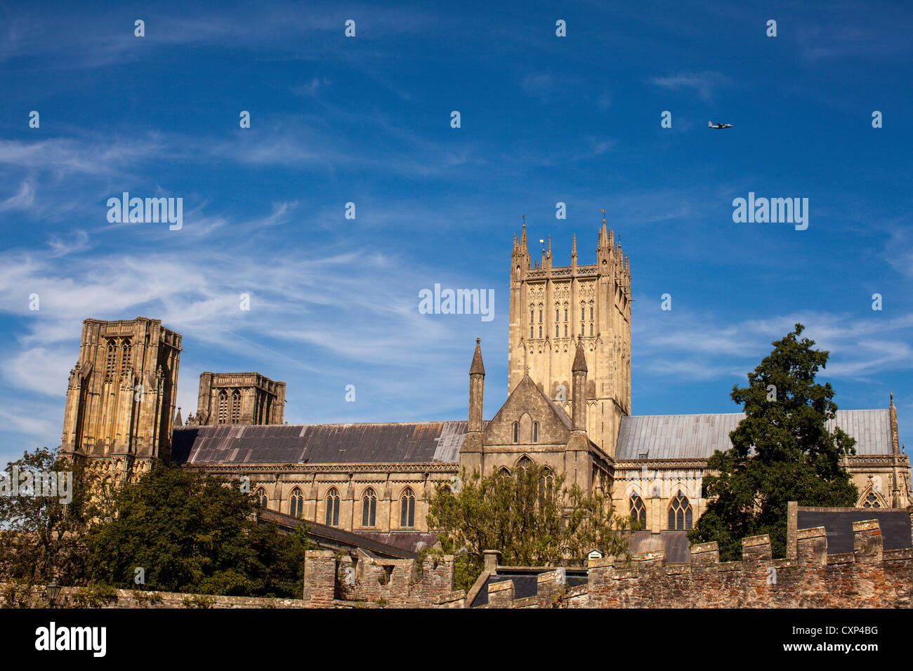 Un avion de transport militaire Hercules vole haut sur la cathédrale de Wells city. Le Somerset. Banque D'Images