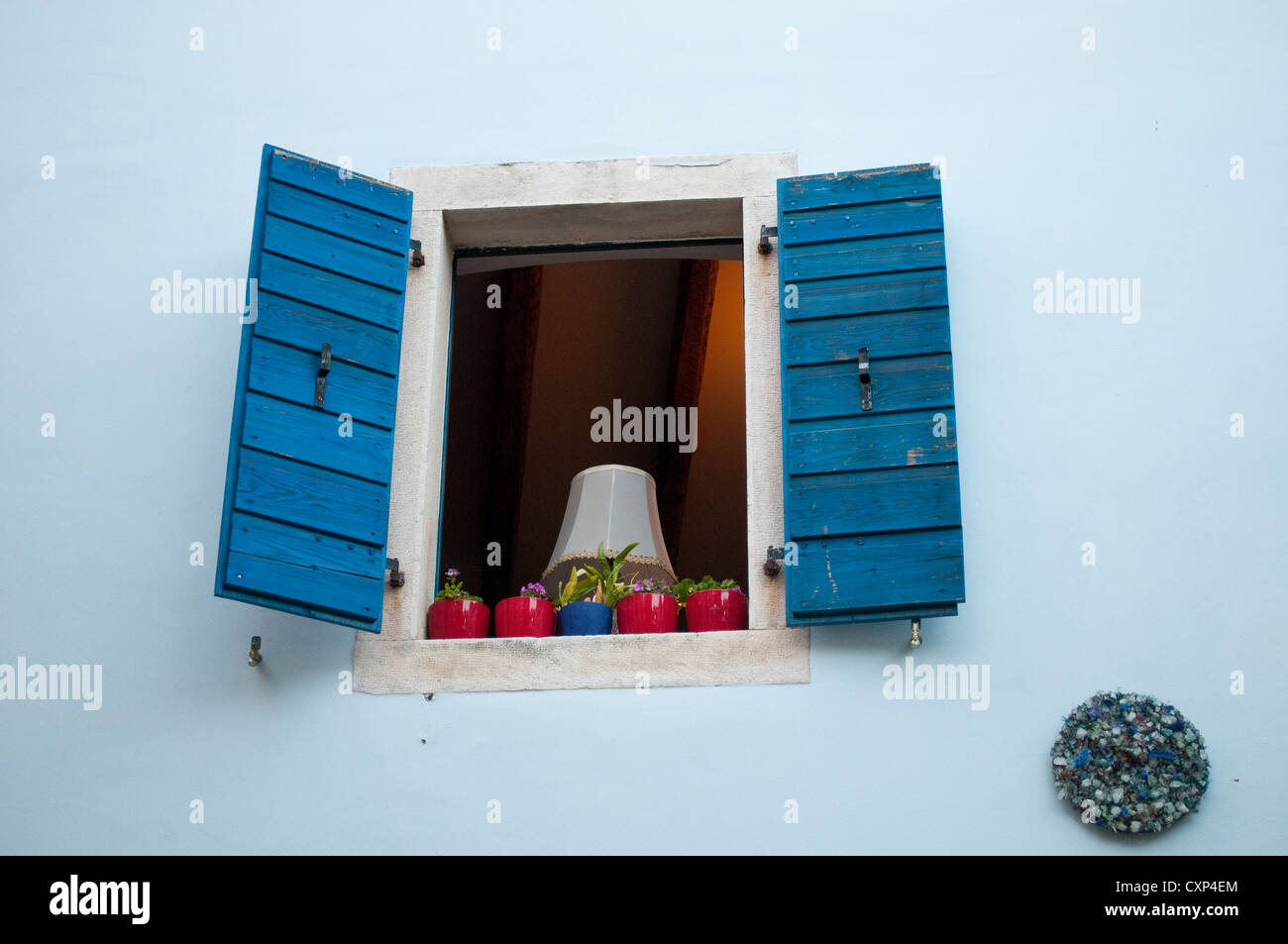 Fenêtre avec des volets bleus, ville médiévale de Groznjan, Istrie, Croatie centrale Banque D'Images