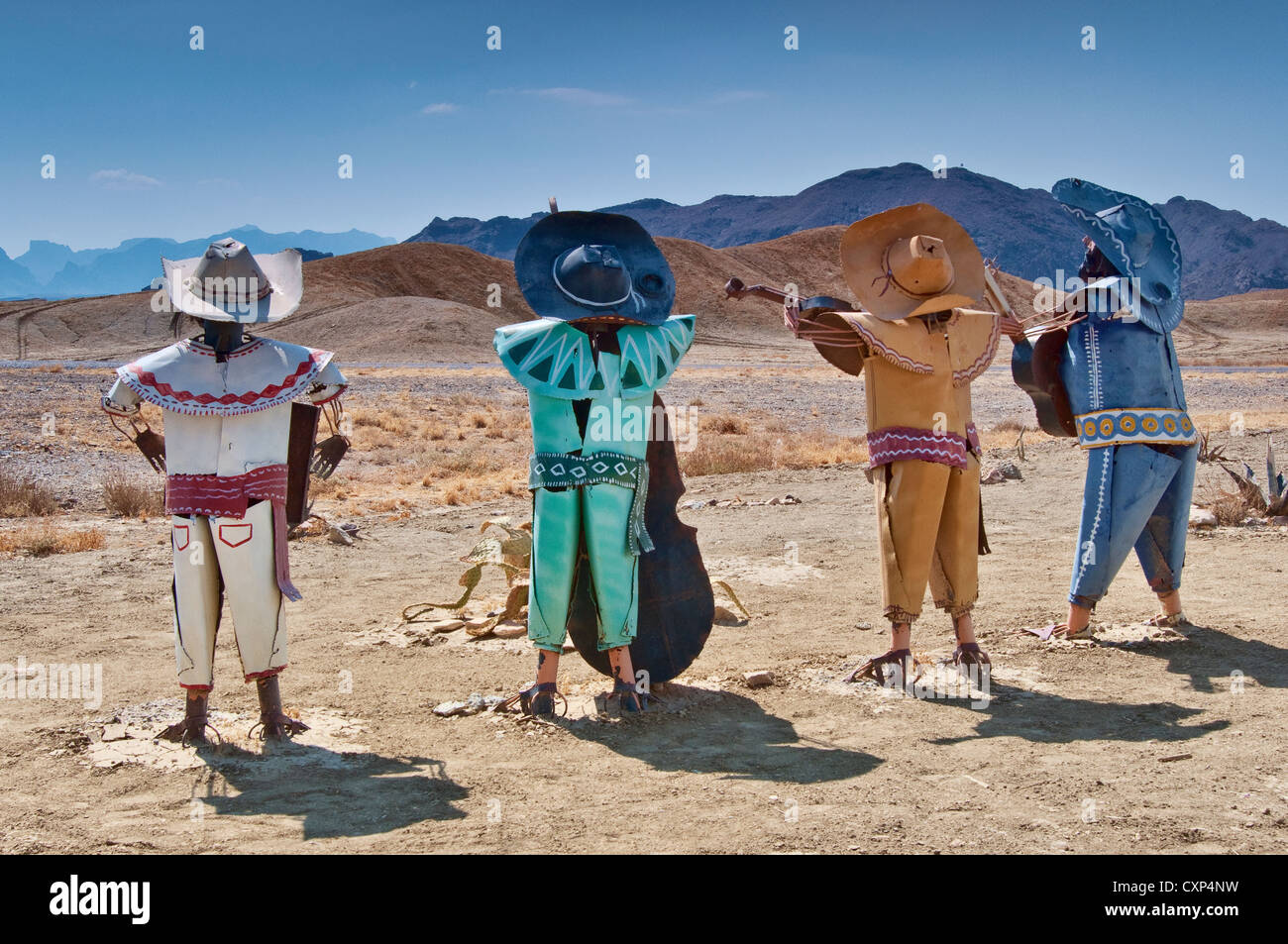Figures de musiciens mariachis sur sérénade cactus morts en désert de Chihuahuan, étude Butte près de Big Bend National Park, Texas Banque D'Images
