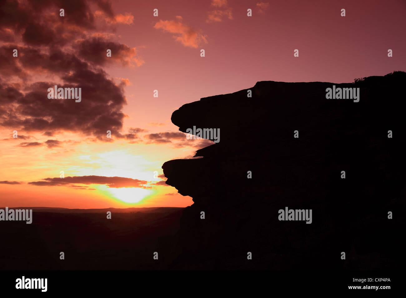 Coucher de soleil sur le bord de la formation rocheuse, Curbar Curbar Village, parc national de Peak District Derbyshire en Angleterre Banque D'Images