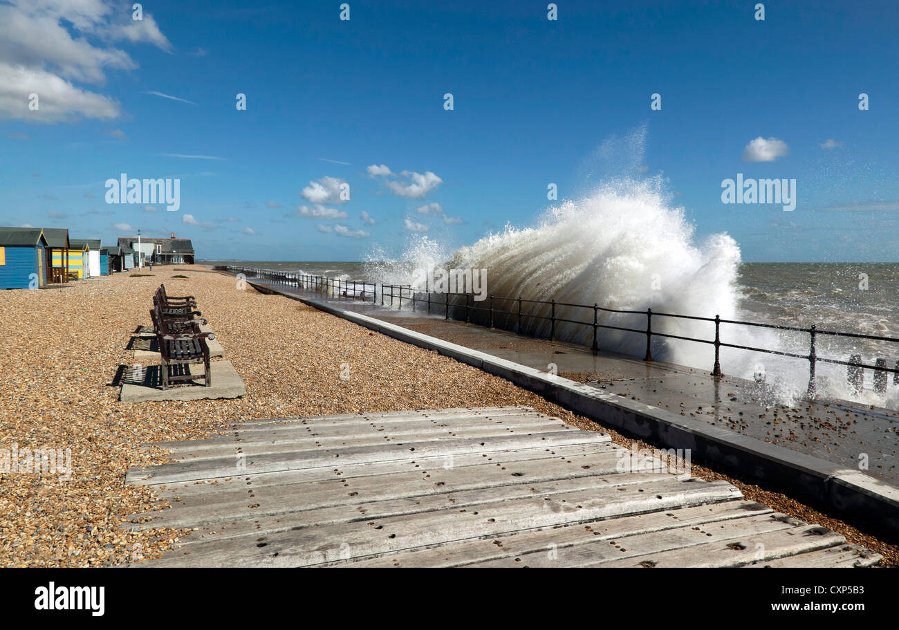 Des vagues spectaculaires envoyer jusqu'lagre panaches des embruns comme ils s'écrasent contre le mur à la mer sur un Kent Kingsdown étés Windy Day Banque D'Images