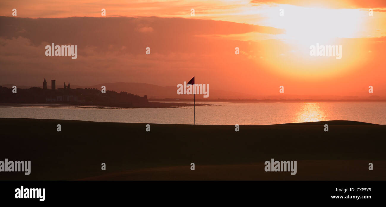 St Andrews au coucher du soleil vue à travers la baie de St Andrews golf course. Banque D'Images