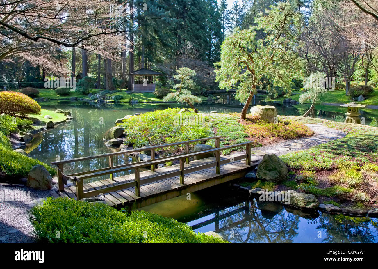 Vue d'un pont de jardin dans un quartier tranquille jardin japonais. Banque D'Images