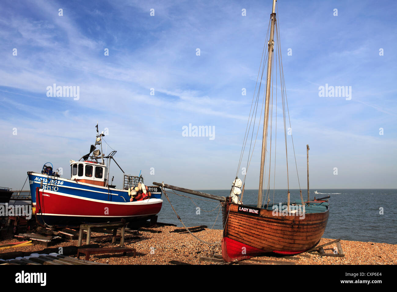 Bateaux de pêche sur la plage, faire face la Ville, comté de Kent, Angleterre, Royaume-Uni Banque D'Images