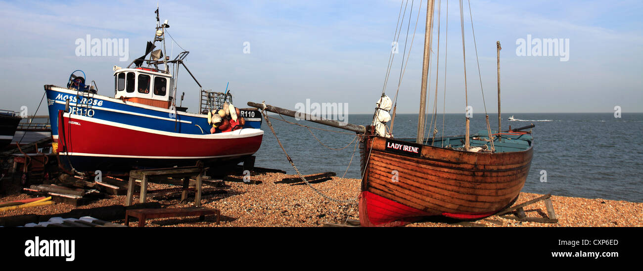 Bateaux de pêche sur la plage, faire face la Ville, comté de Kent, Angleterre, Royaume-Uni Banque D'Images