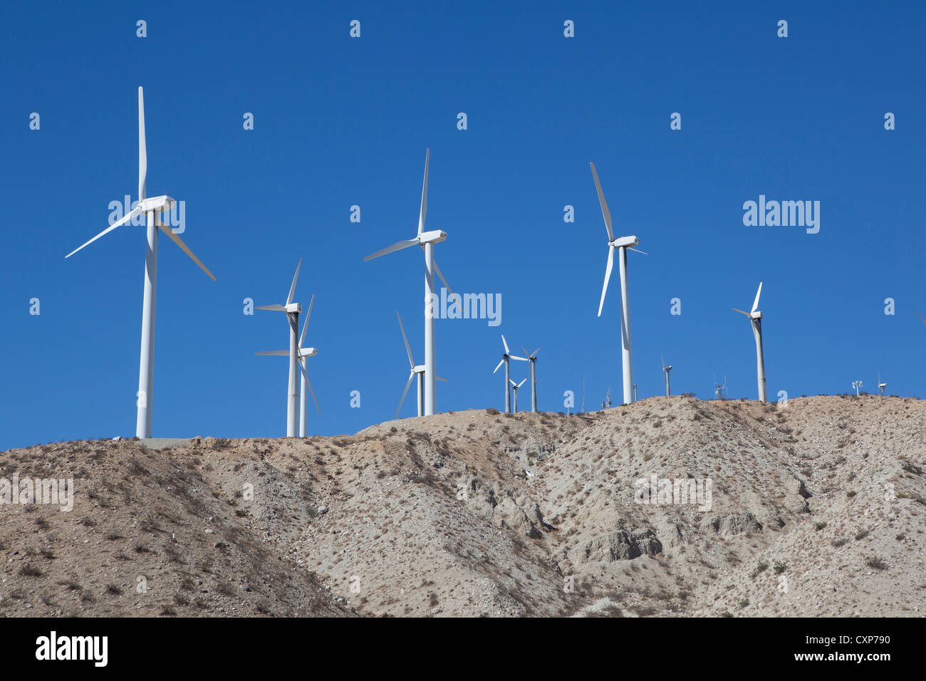 Les moulins à vent la récolte de l'énergie éolienne dans le désert californien près de Palm Springs Banque D'Images