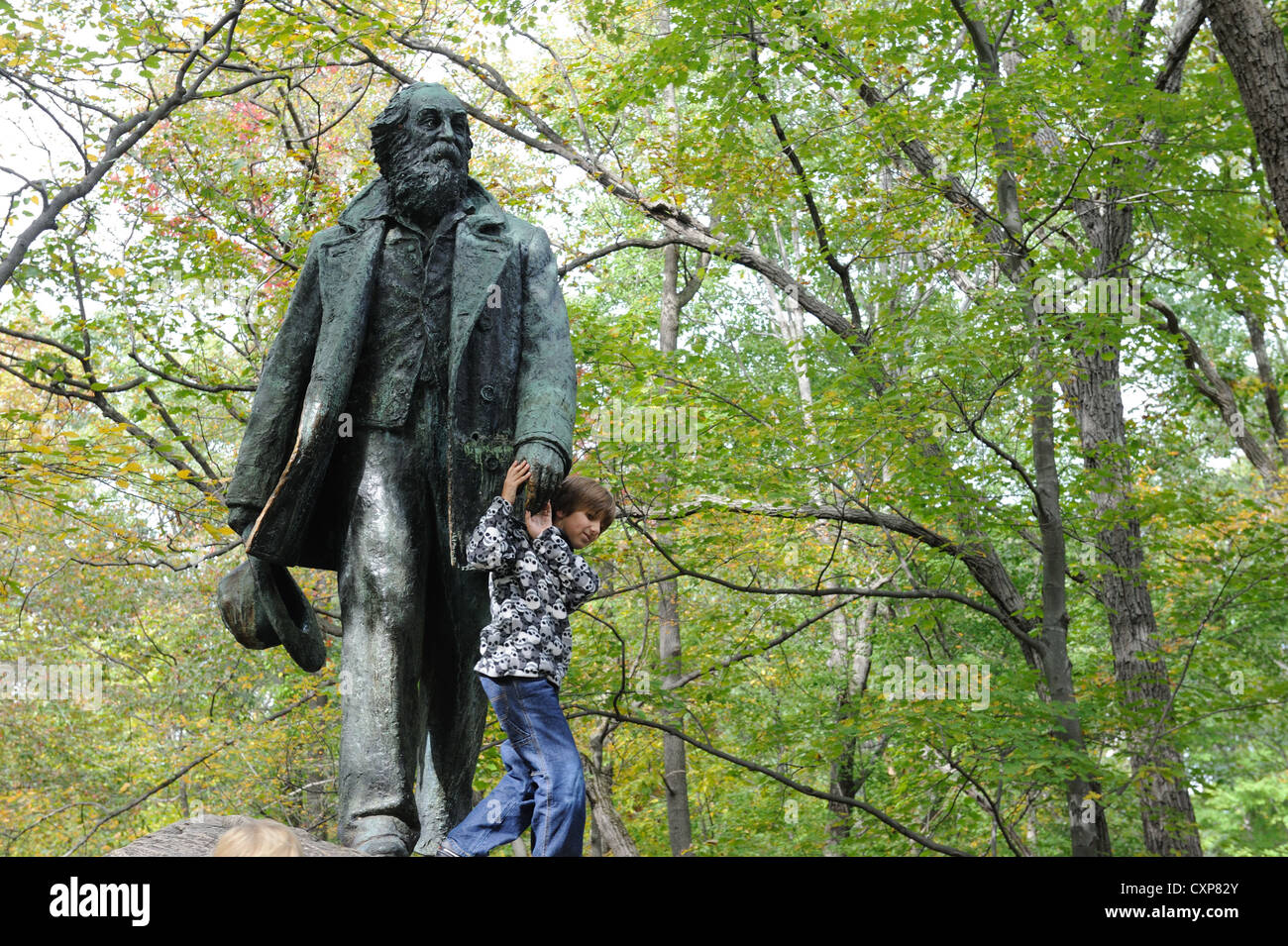 Perché au sommet d'un rocher, une statue de Walt Whitman par Jo Davidson est en parc d'état de Bear Mountain zoo et musée du Trailside. Banque D'Images