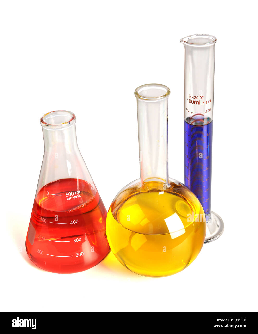 Verrerie de laboratoire avec des liquides de différentes couleurs sur fond blanc - With clipping path Banque D'Images