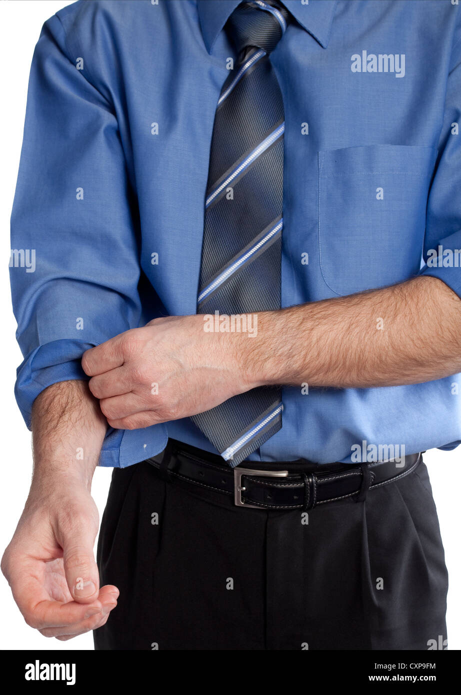 L'homme d'affaires portant une chemise bleu et collier est retrousser ses  manches - symbolisme pour se mettre au travail sérieux Photo Stock - Alamy