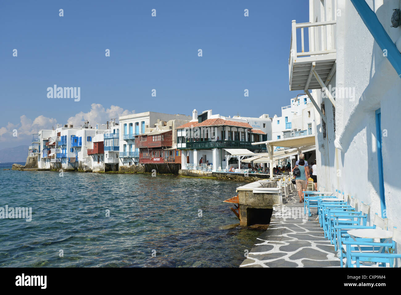 Vue sur le port avec ses tavernes au bord de l'eau, Chora, Mykonos, Cyclades, Mer Égée, Grèce Région Sud Banque D'Images