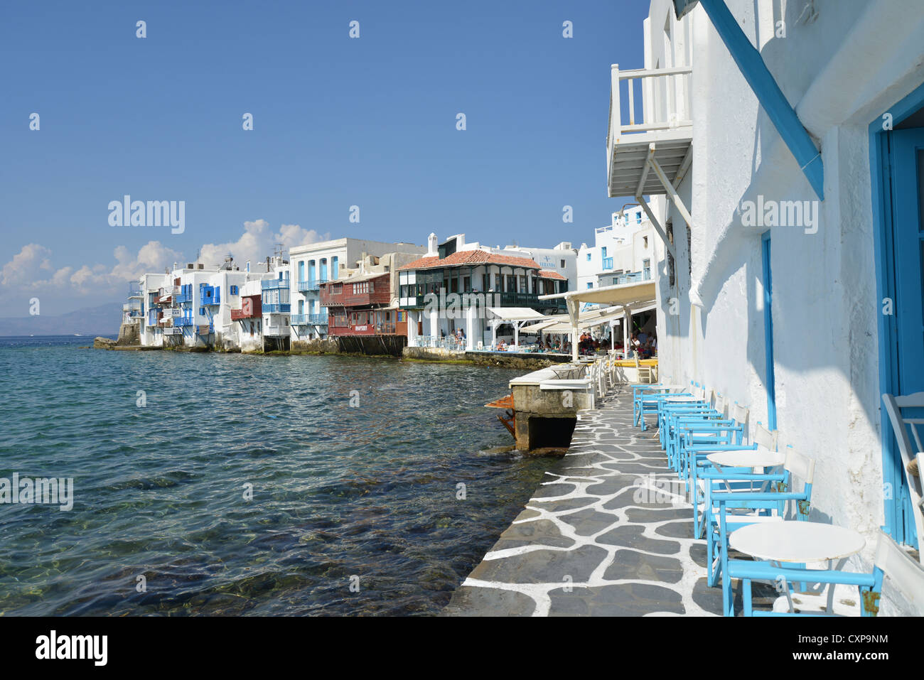 Vue sur le port avec ses tavernes au bord de l'eau, Chora, Mykonos, Cyclades, Mer Égée, Grèce Région Sud Banque D'Images