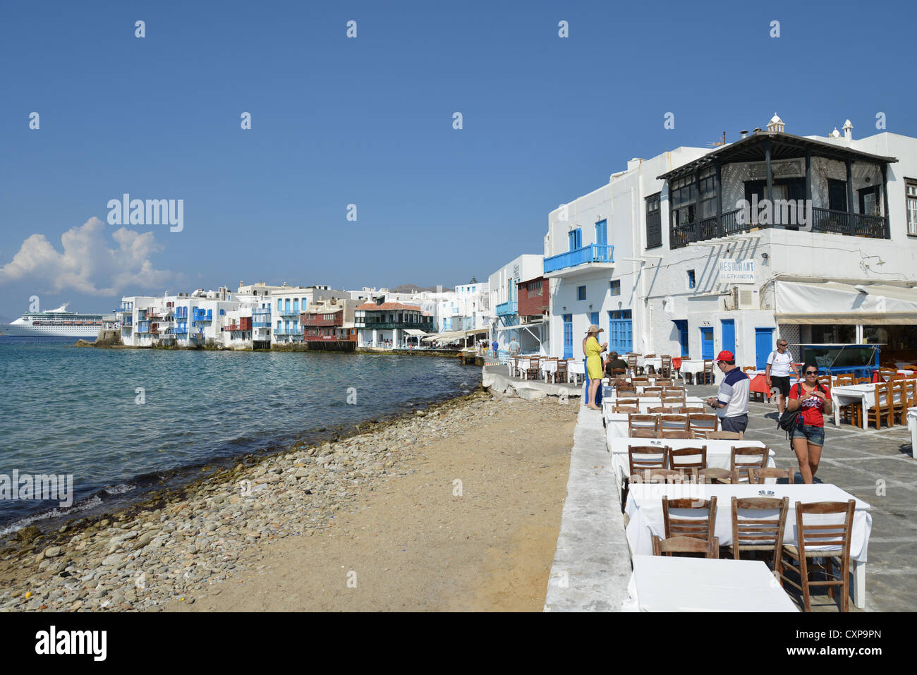 Vue sur le port avec ses tavernes au bord de l'eau, Chora, Mykonos, Cyclades, Mer Égée, Grèce Région Sud Banque D'Images