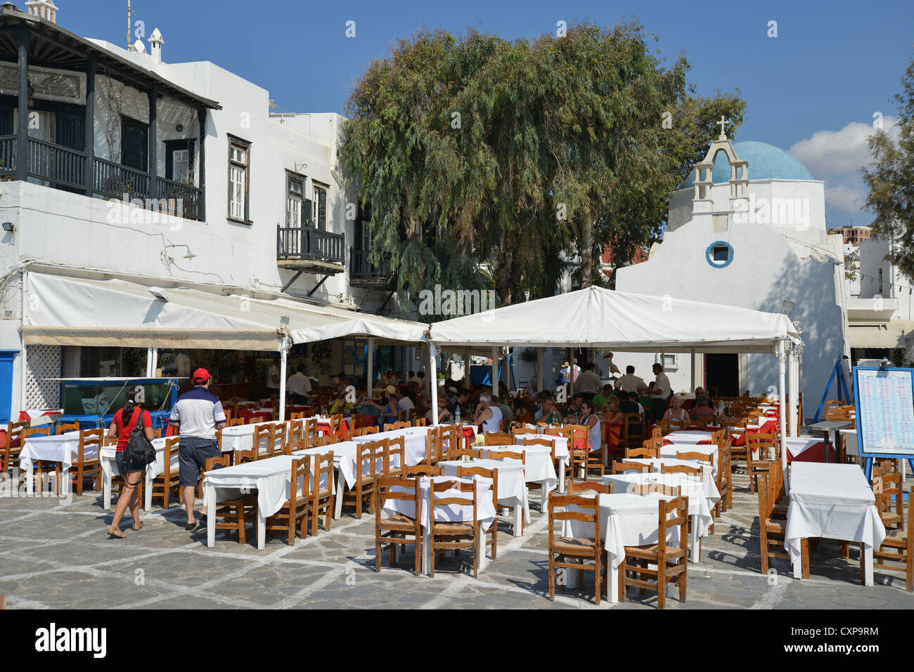 Taverne au bord de l'eau, Chora, Mykonos, Cyclades, Mer Égée, Grèce Région Sud Banque D'Images