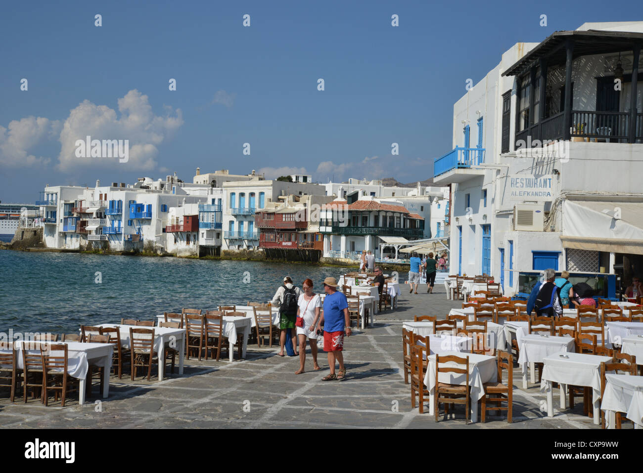 Vue sur le port avec ses tavernes au bord de l'eau, Chora, Mykonos, Cyclades, Mer Égée, Grèce Région Sud Banque D'Images