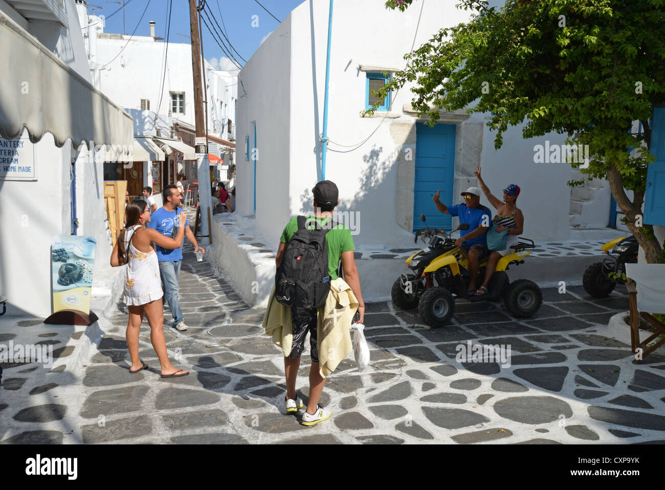 Les touristes équitation quad à Chora, Mykonos, Cyclades, Mer Égée, Grèce Région Sud Banque D'Images Les touristes équitation quad à Chora, Mykonos, Cyclades, Mer Égée, Grèce Région Sud Banque D'Images