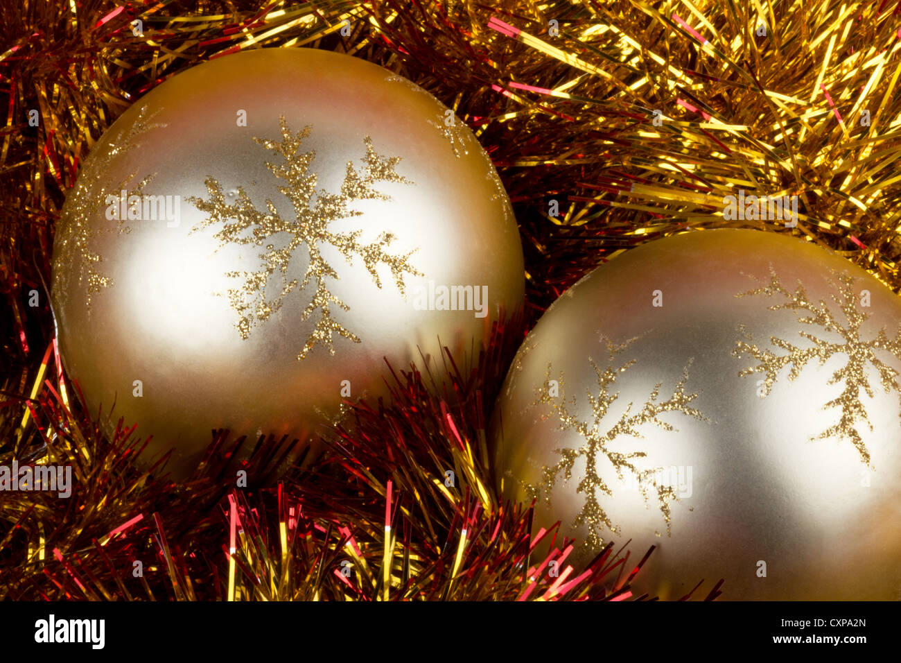 Or boules de Noël sur fond doré Banque D'Images