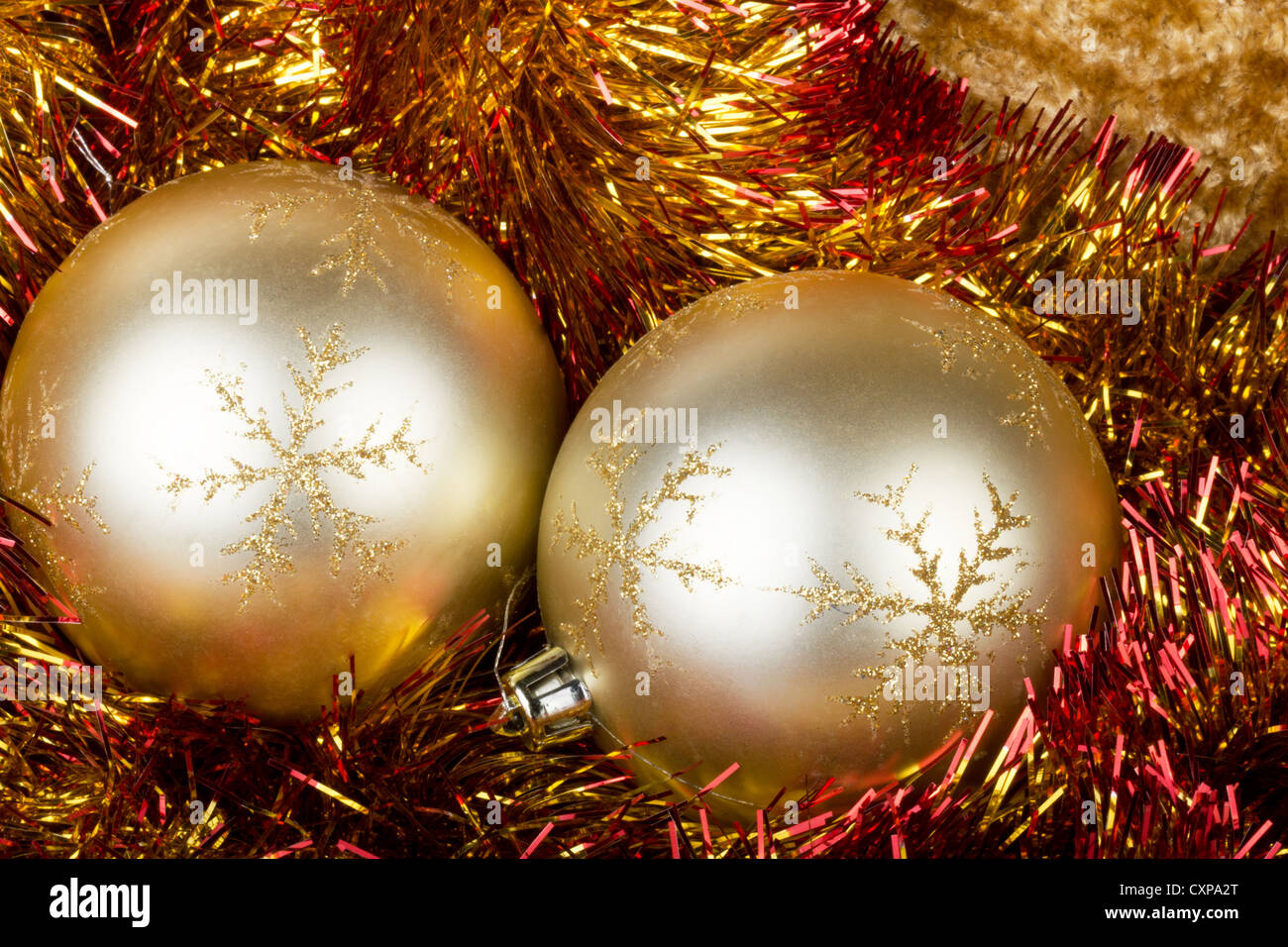 Or boules de Noël sur fond doré Banque D'Images