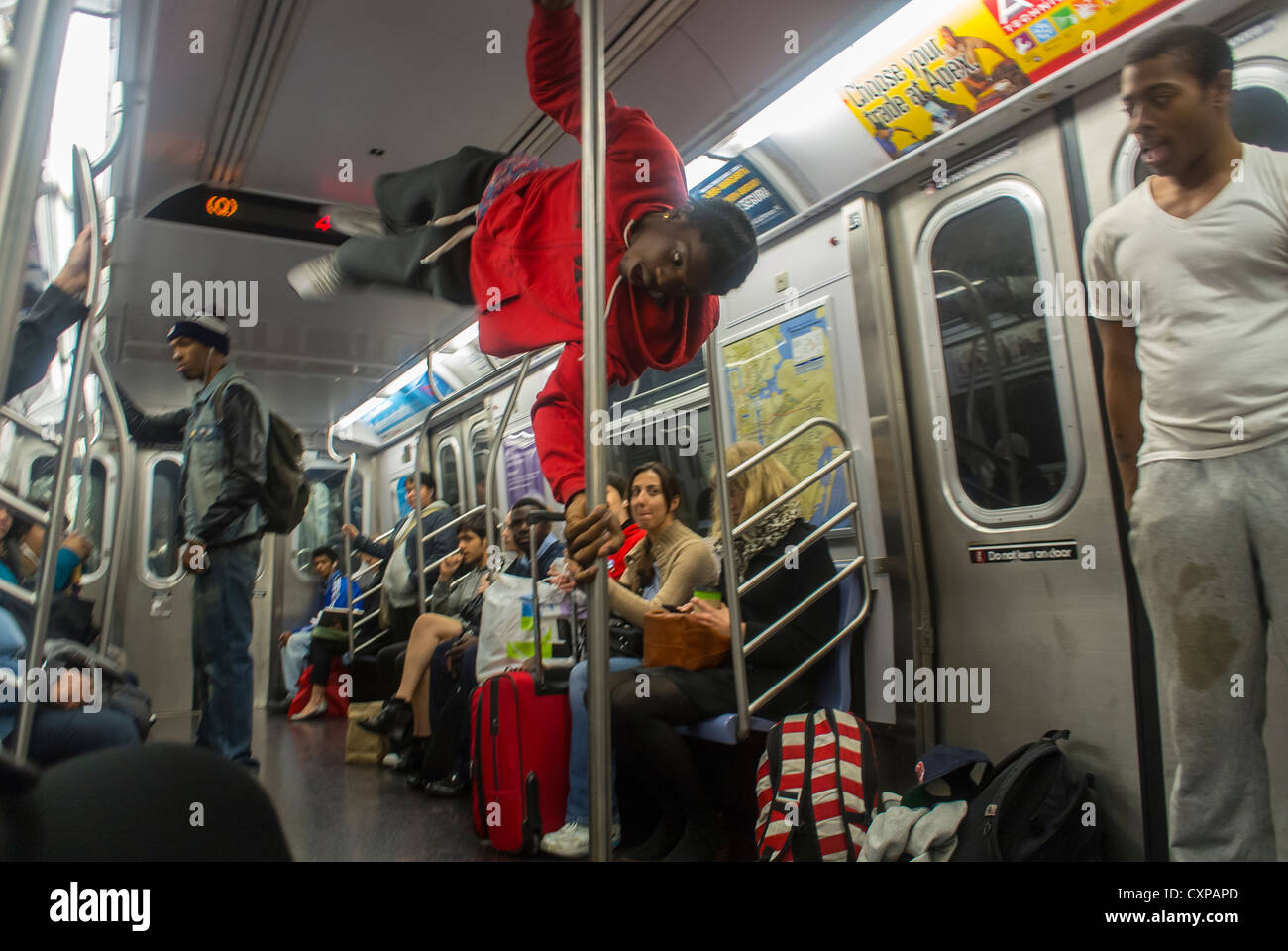 New York City, NY, les gens regardant les jeunes afro-américains, break Dancers Teenagers on NYC Subway train, Q line, Brooklyn, public et artiste, afro-américains, adolescents danse ethnique train de métro de new york sièges adolescents Banque D'Images