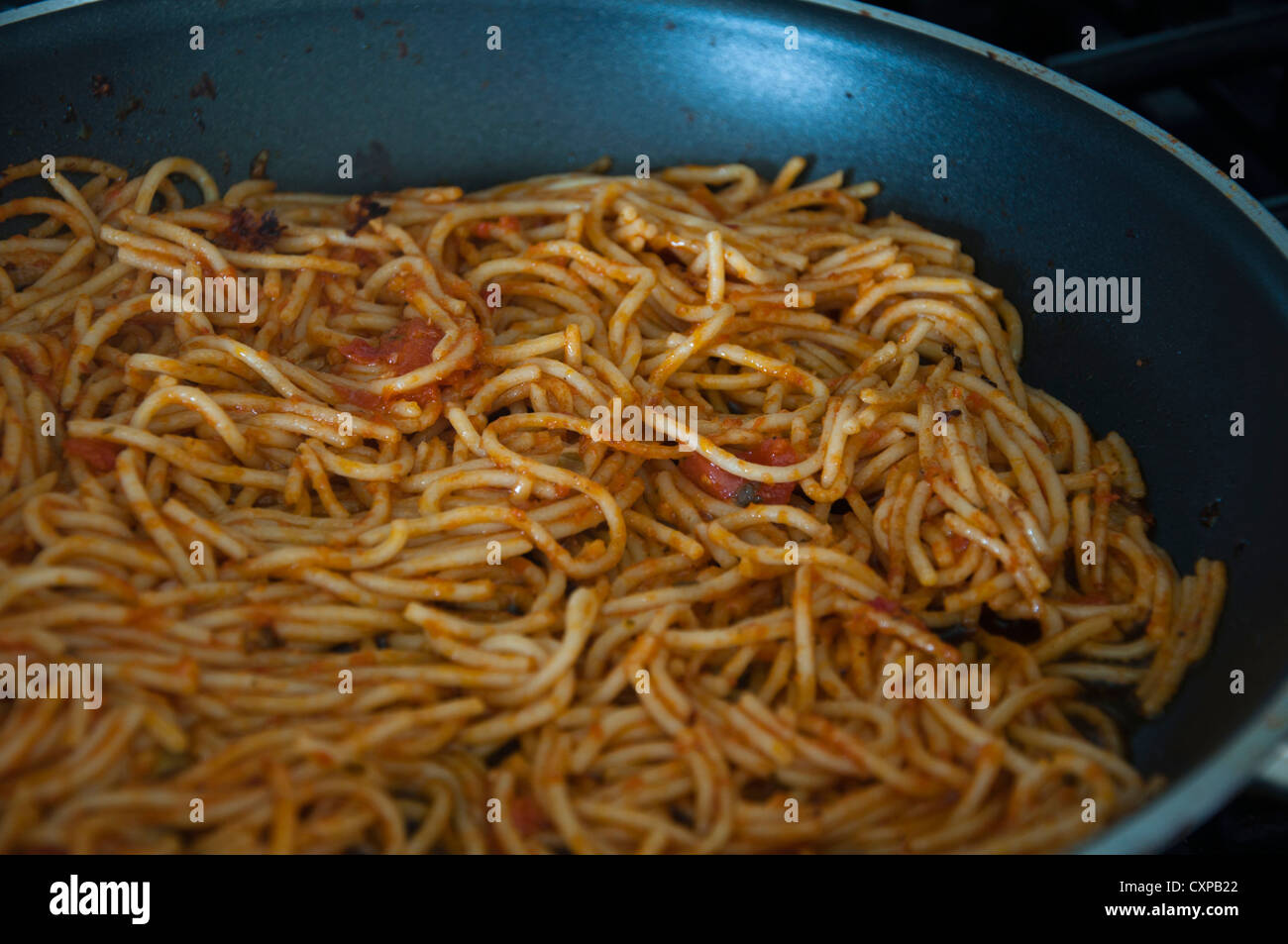 Spaghettis à la sauce tomate par cuisson sur pan Banque D'Images